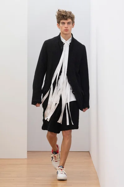 Look 18